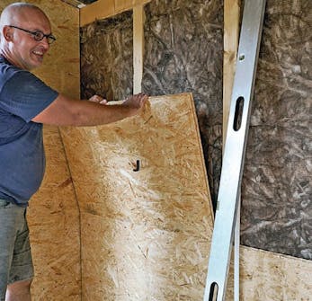 Isoleret anneks: OSB-plader sættes op indvendigt i isoleret anneks Isoleret anneks: OSB-plader sættes op indvendigt i isoleret anneks